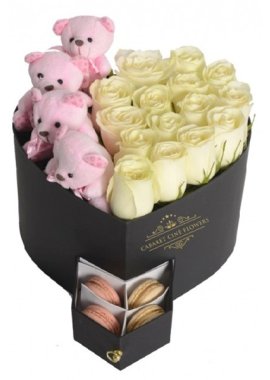 Kalpli Kutu İçerisinde Beyaz Renkli Güller ve Pembe Ayıcıklar (Makaron)