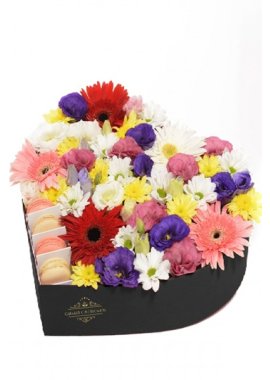 Kalpli Kutu İçerisinde Renkli Çiçekler ve Makaron