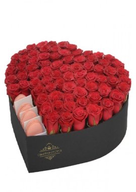 Kalpli Kutu İçerisinde Kırmızı Güller ve Makaron