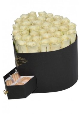 Kalpli Kutu İçinde Beyaz Güller ve Makaron
