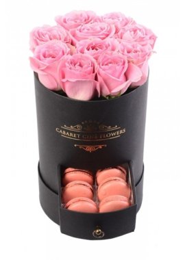 Silindir Kutu İçerisinde Pembe Güller ve Makaron