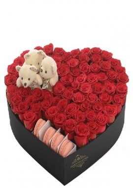 Kalpli Kutu İçinde Kırmızı Güller ile Ayıcıklar ve Makaron